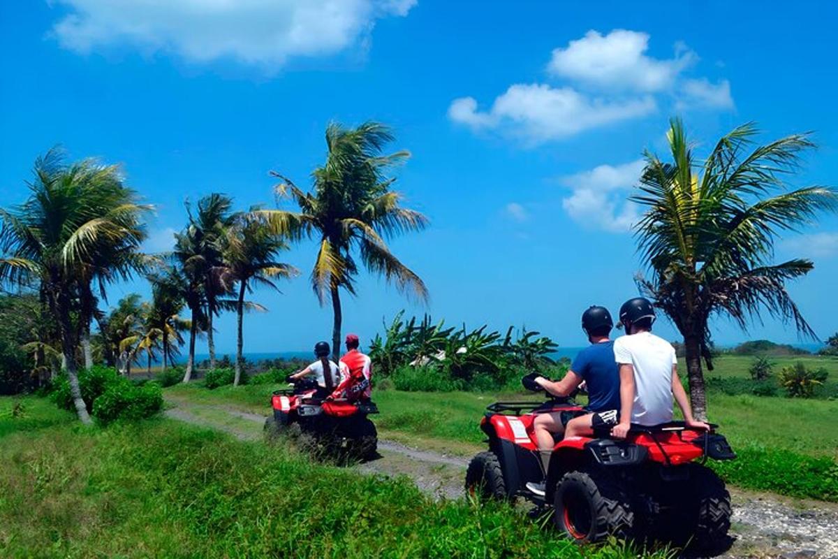 未舗装道路をATVで走る人々のグループ