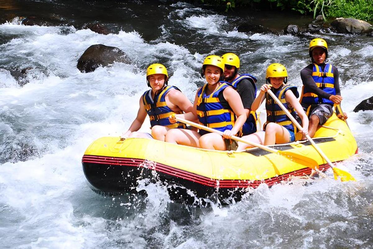 isang grupo ng mga tao sa isang balsa sa isang ilog