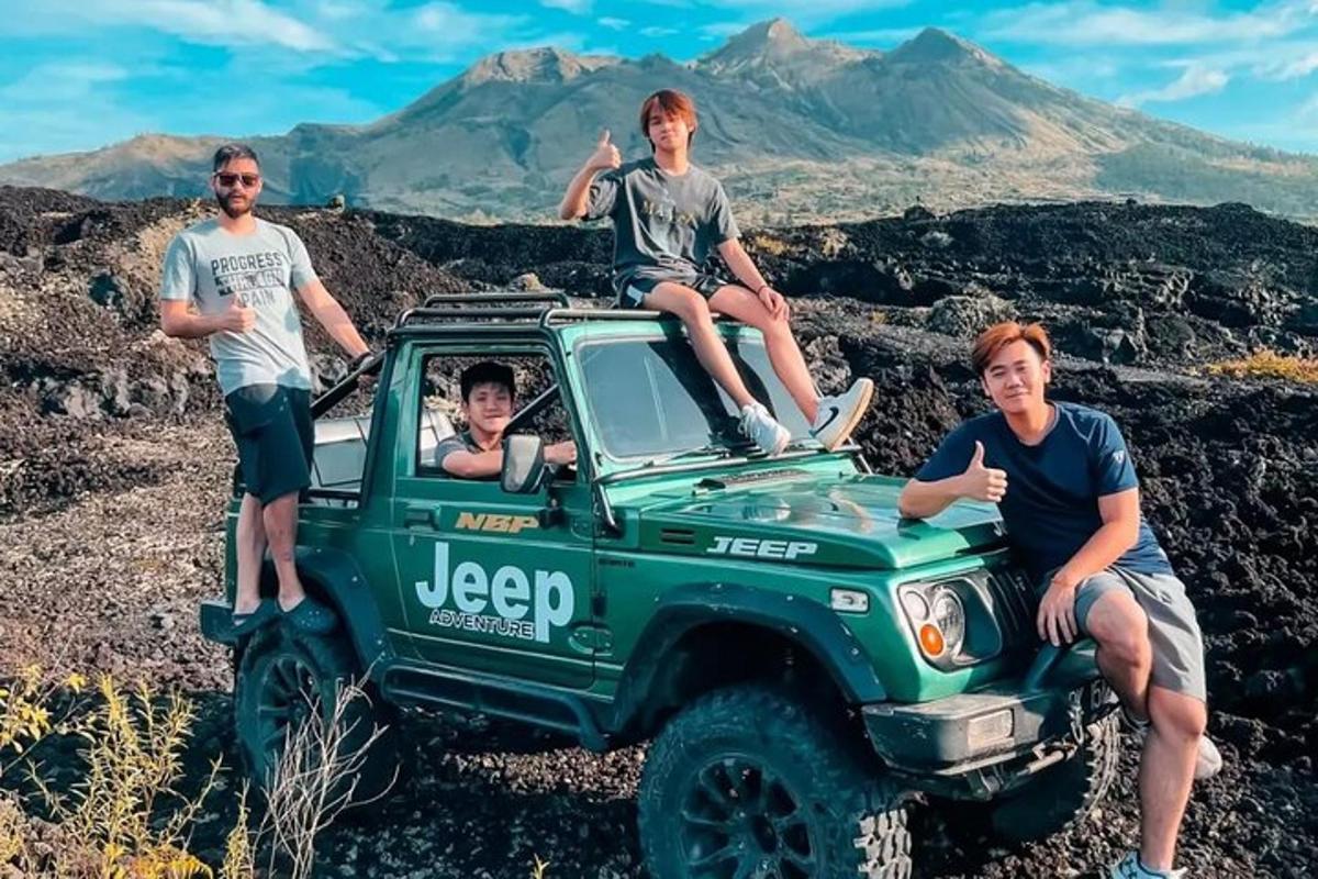 ba người ngồi trên nóc xe jeep màu xanh lá cây