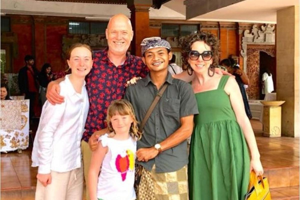 un gruppo di persone che posano per una foto