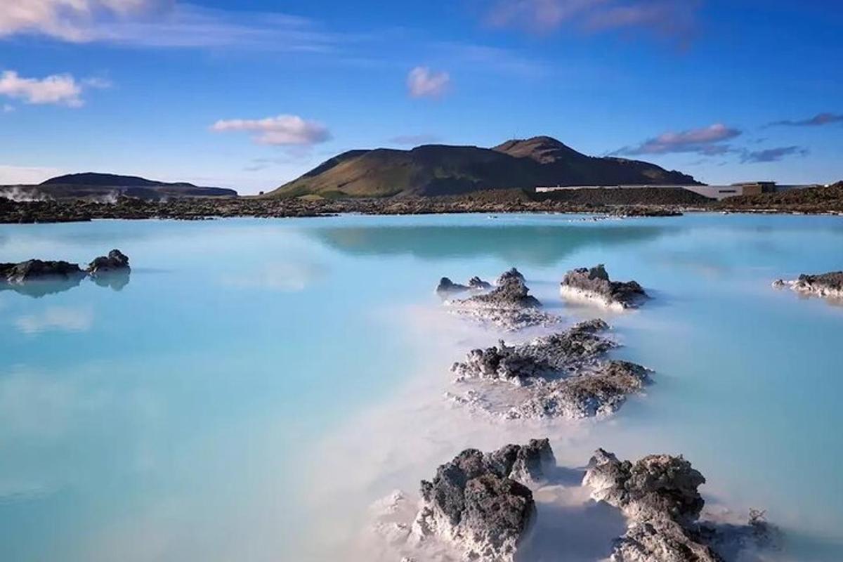 una vista della laguna blu in Islanda