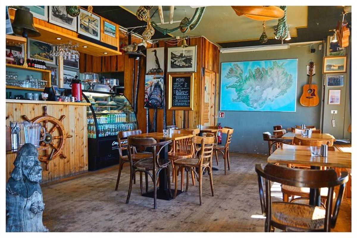 um restaurante com mesas e cadeiras de madeira em uma sala
