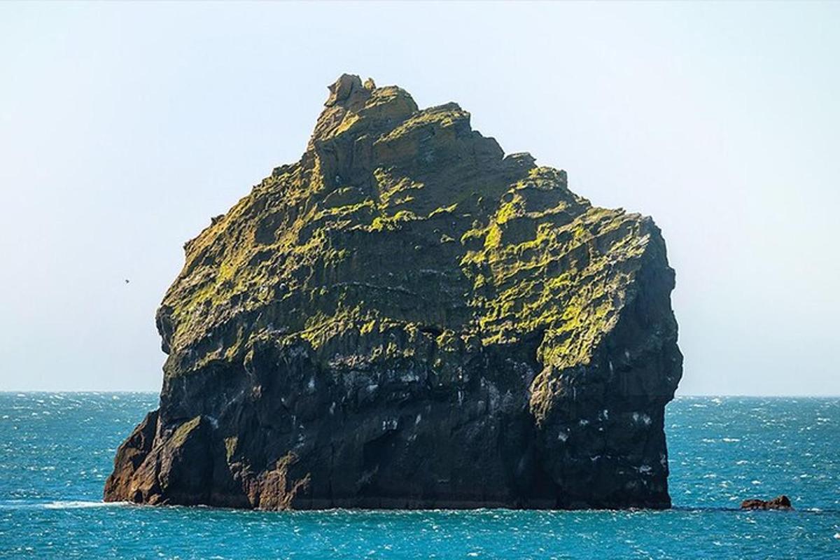 una grande roccia nell'oceano con