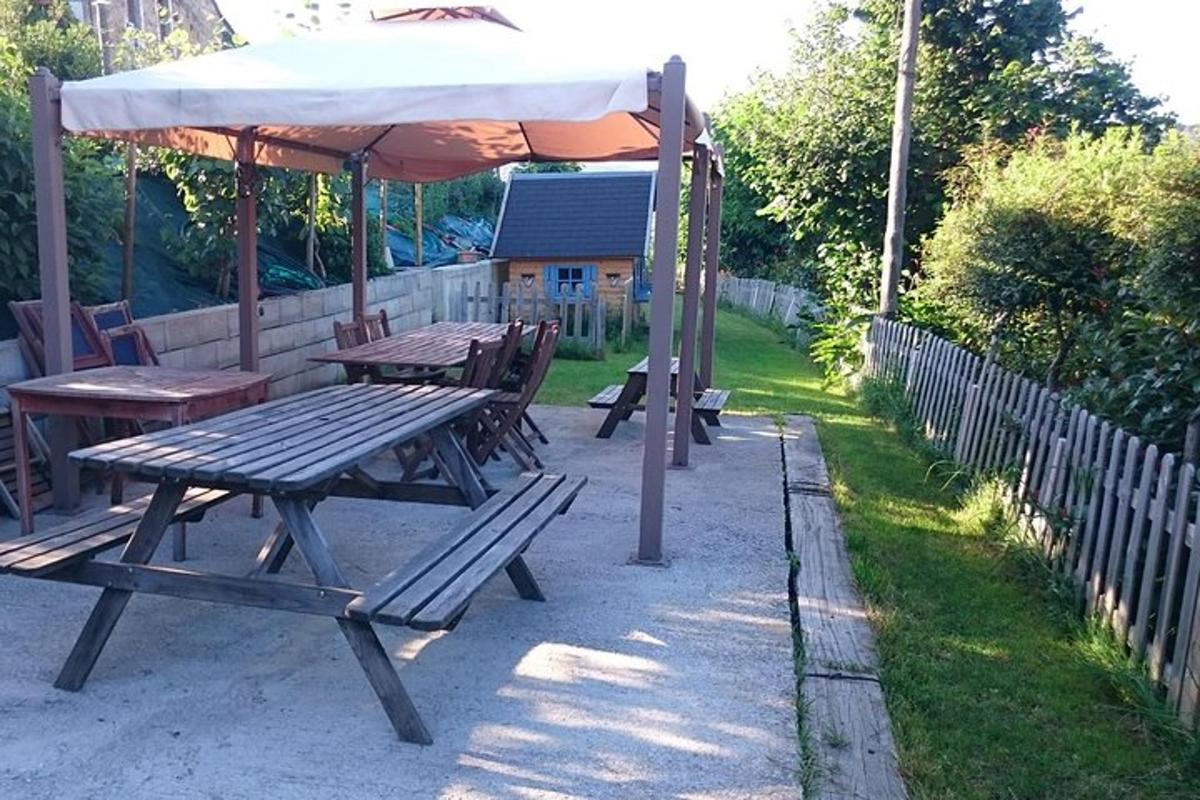 miza za piknik z dežnikom ob ograji
