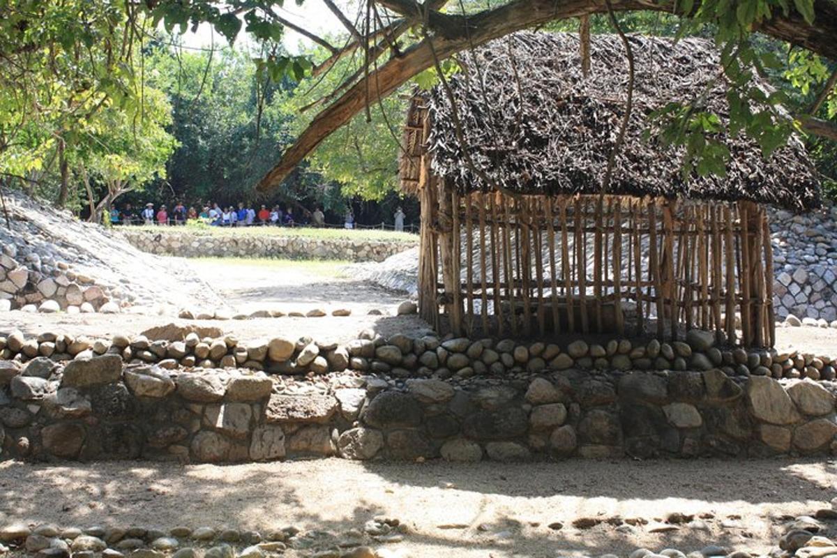 Un muro de piedra con una jaula encima.