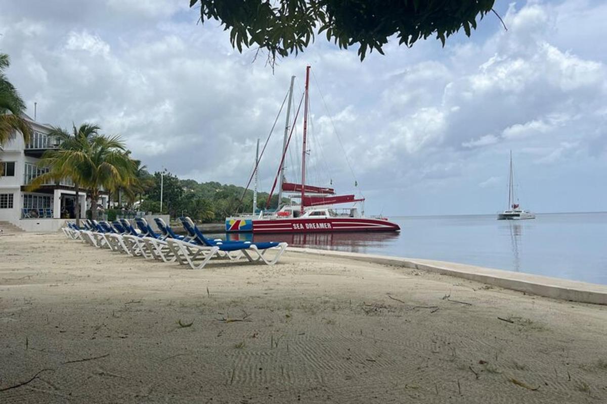 deretan kerusi santai di pantai dengan bot