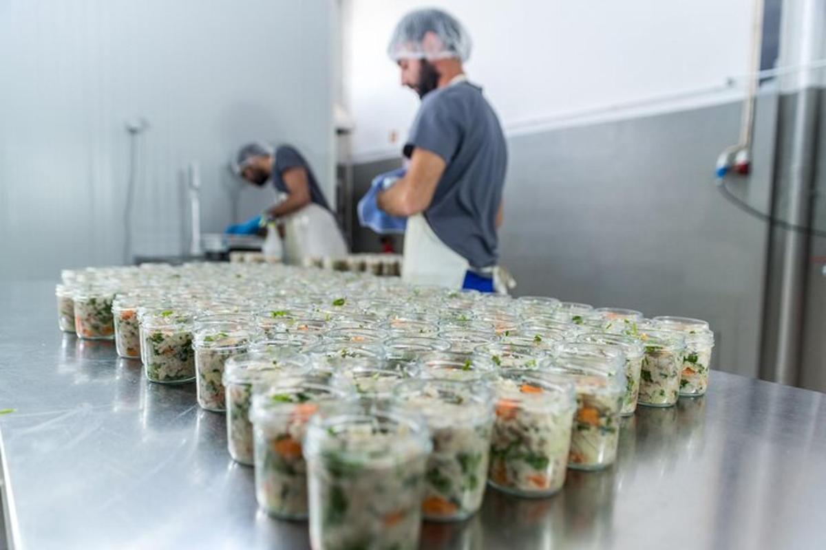 deretan toples berisi makanan di dapur