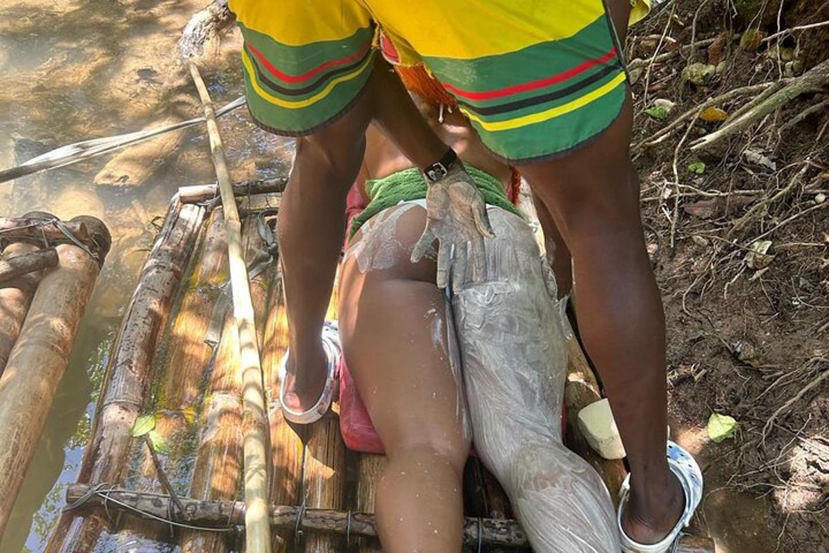 eine Person, die mit einem Fisch auf einem Floß steht