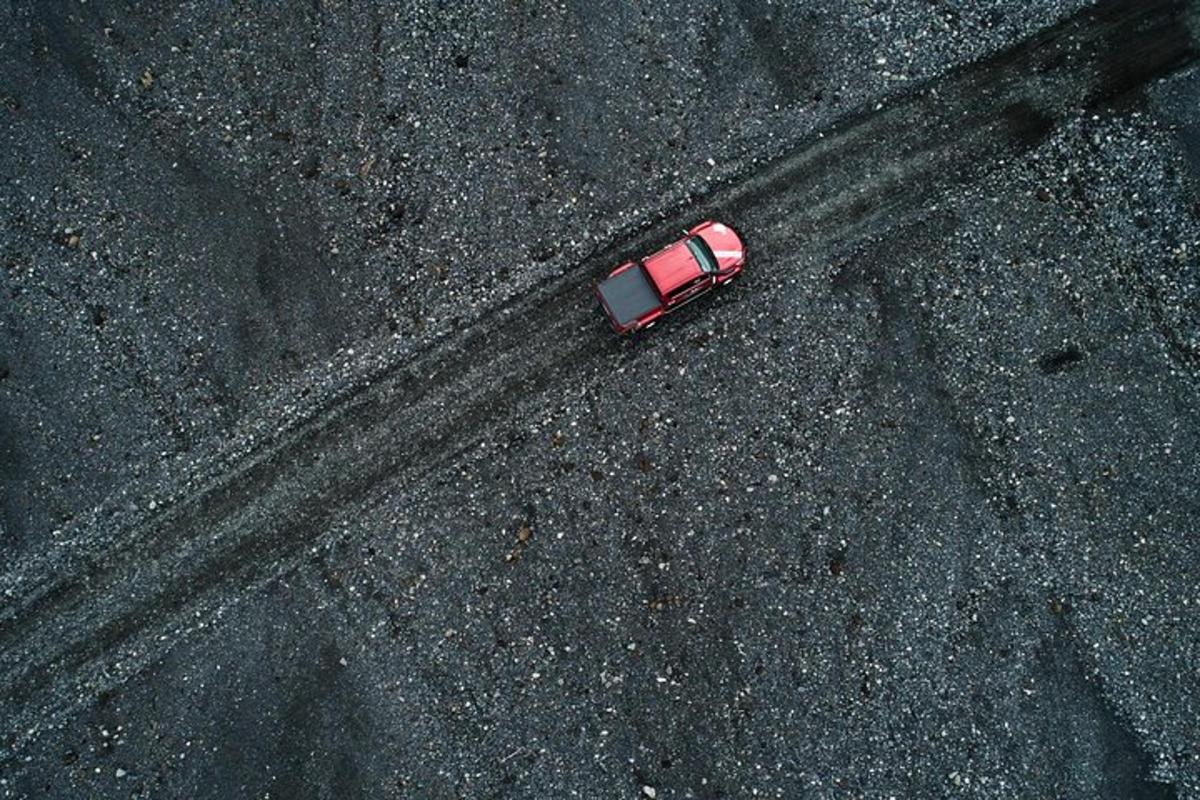 una vista dall'alto di un'auto rossa sulla strada