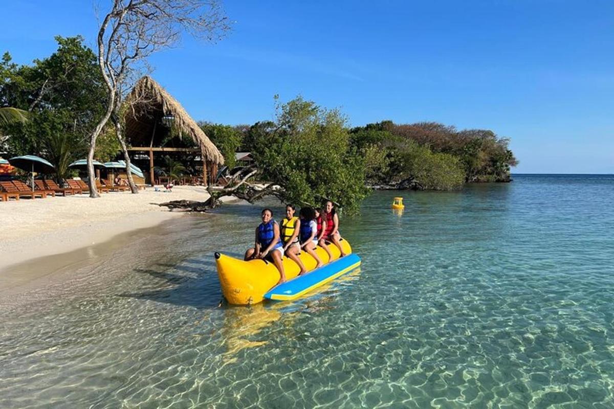 skupina lidí jedoucích na raftu ve vodě