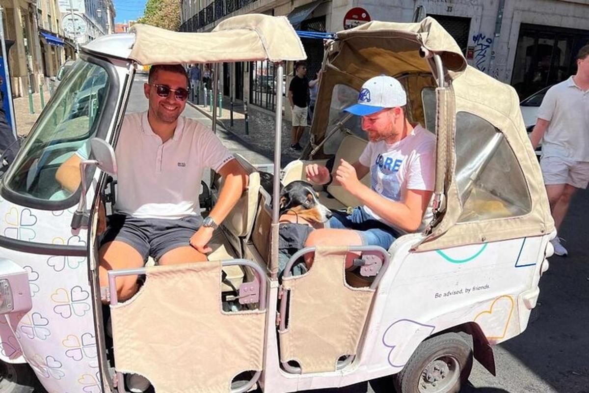 doi bărbați stând într-un mic cărucior de golf