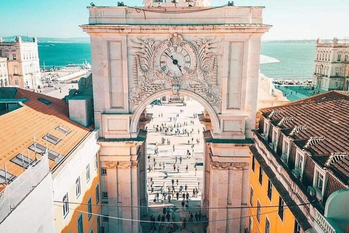 un grande edificio con un orologio in cima