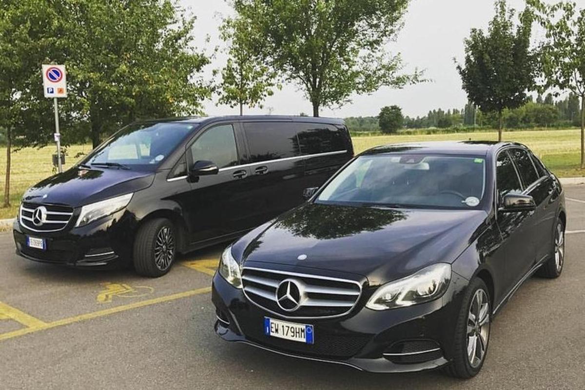 două mașini parcate una lângă alta într-o parcare