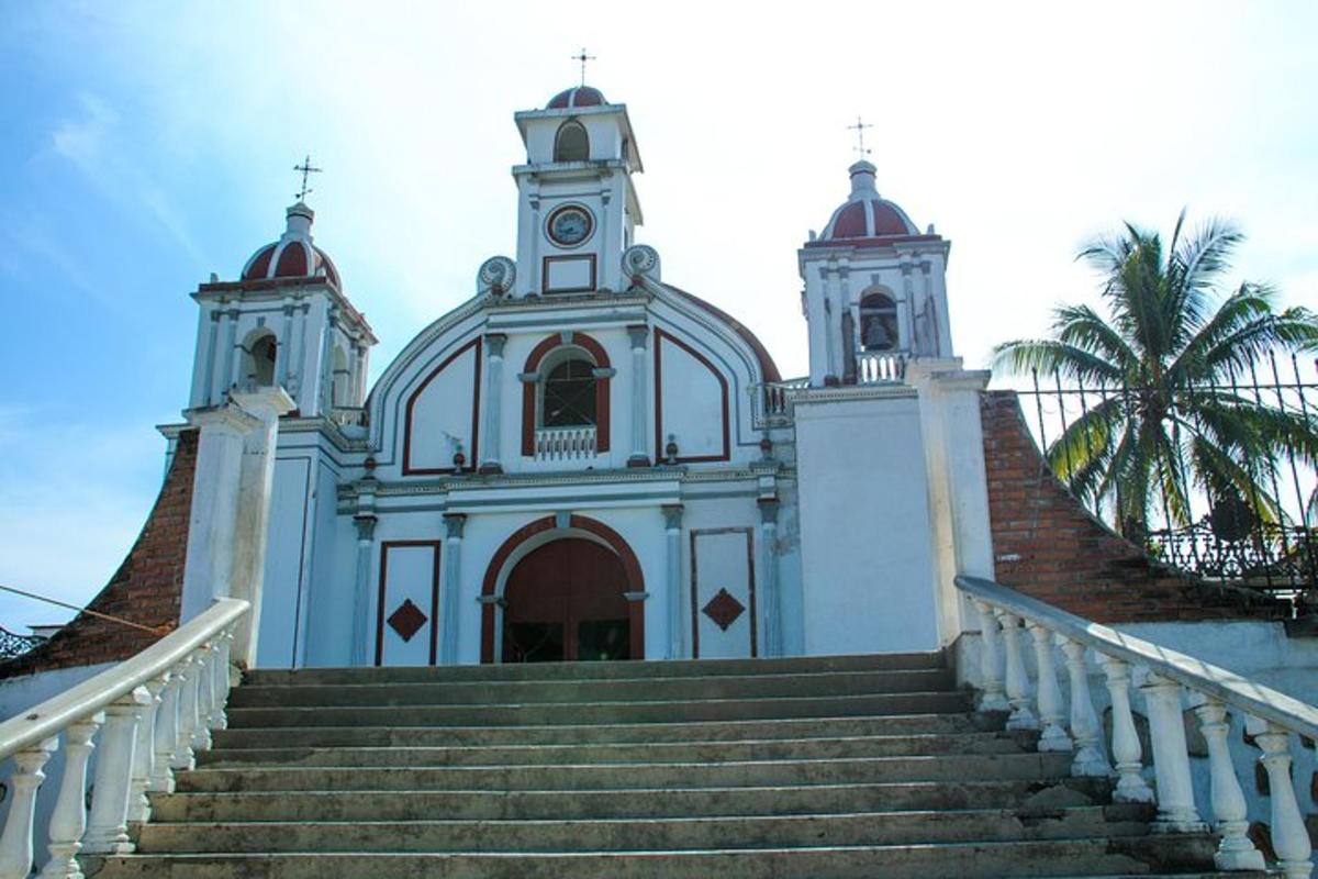 sebuah gereja putih dengan tangga menuju ke sana