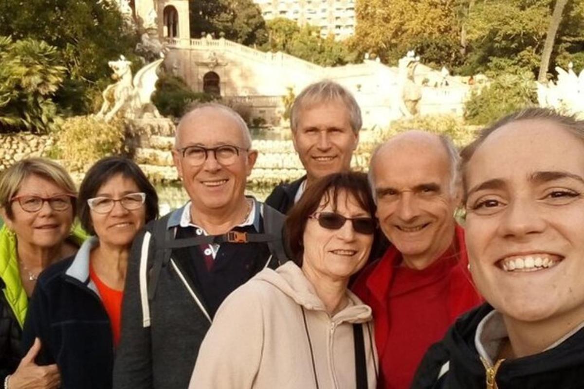 skupina ljudi, ki pozirajo za sliko pred fontano