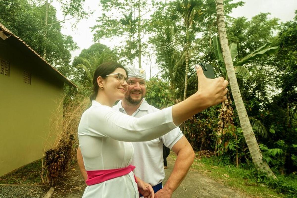 žena fotící muže fotoaparátem