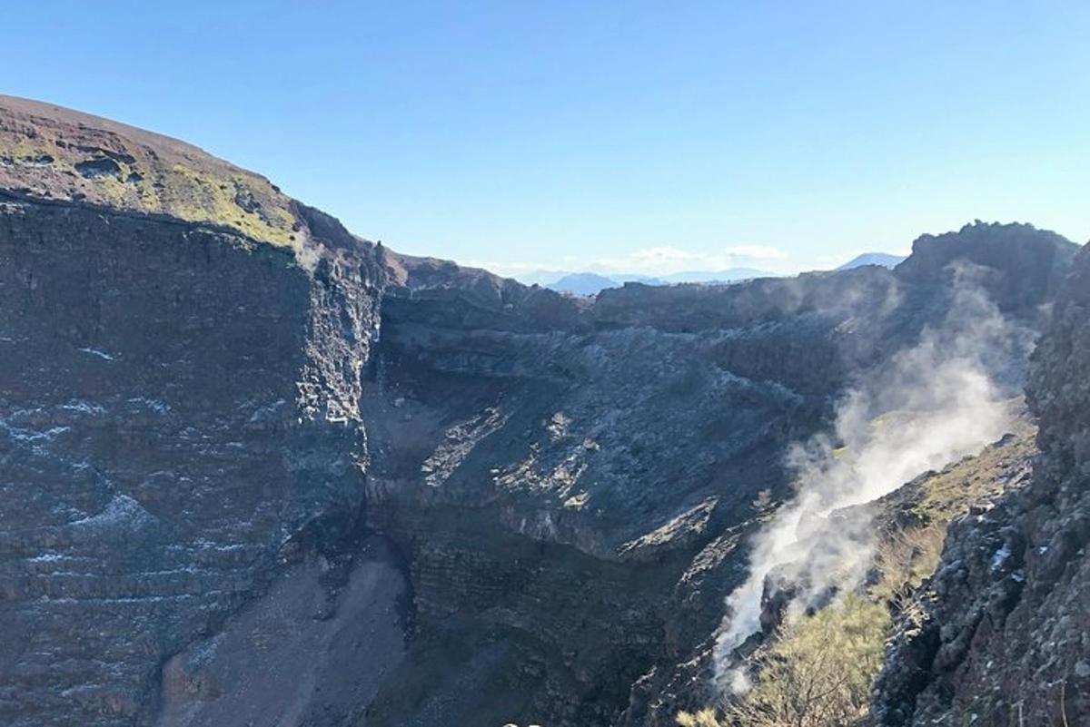 pemandangan ngarai dengan air terjun di gunung