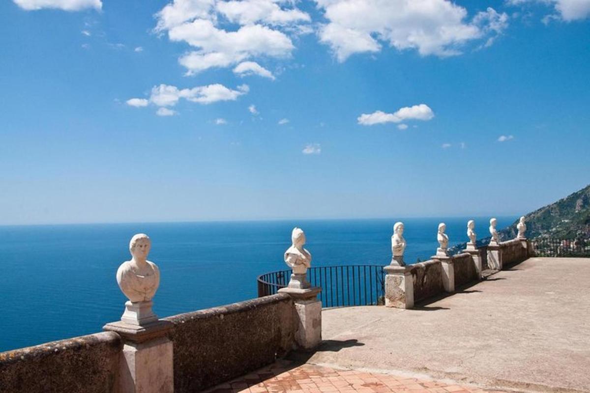 una fila di statue su un muro che si affaccia sull'oceano