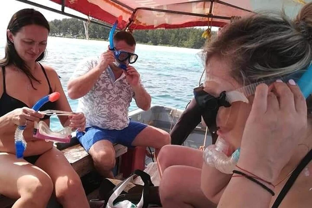 sekumpulan orang yang duduk di atas bot