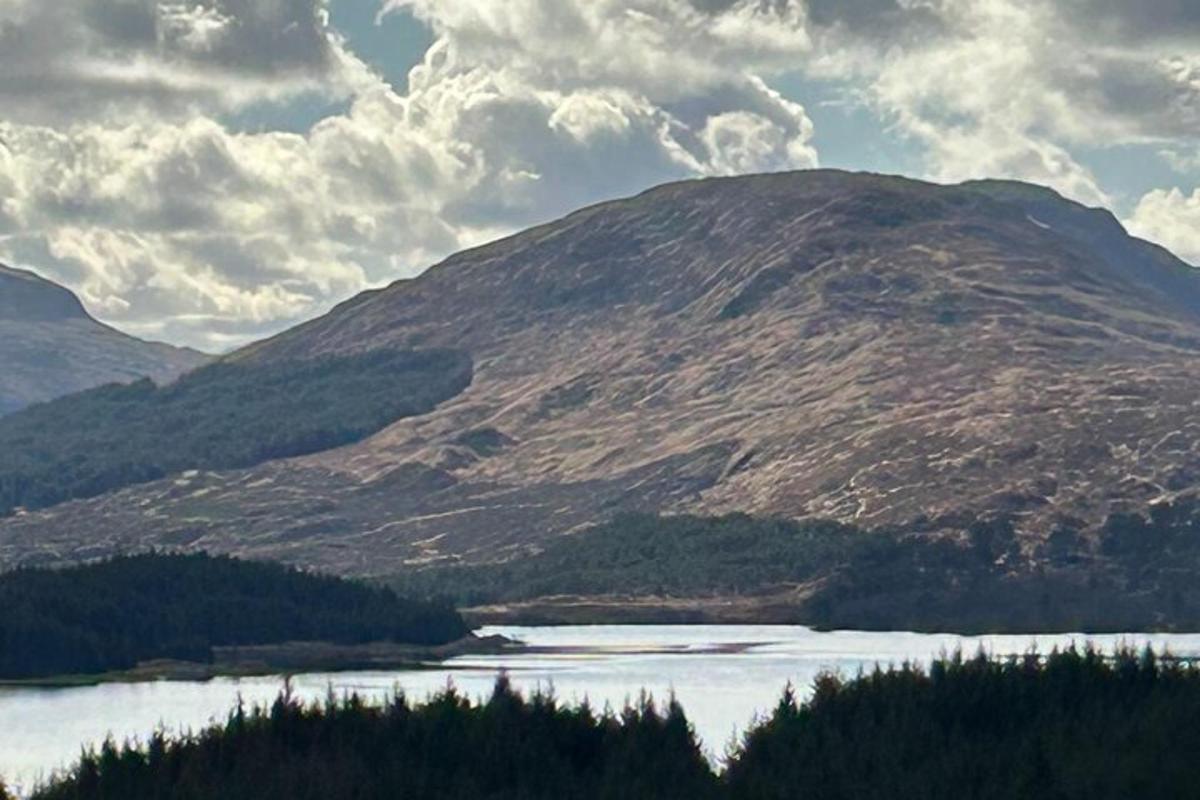una montagna con un lago di fronte