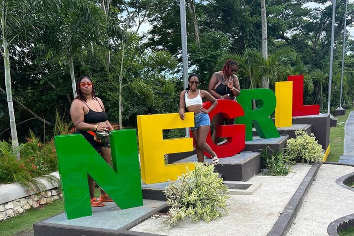 tiga wanita duduk di atas papan tanda yang bertulis simpan