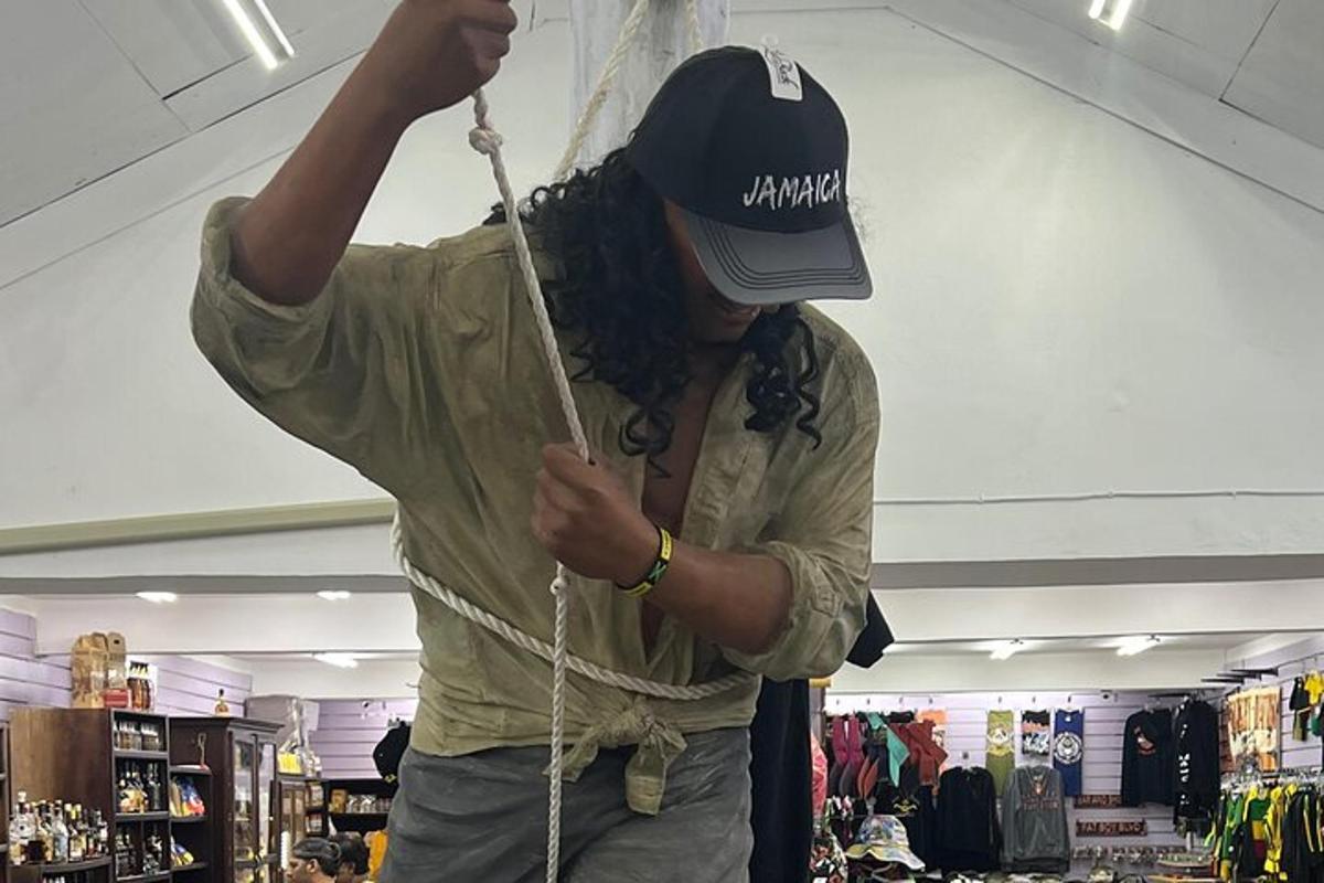 een man met een hoed aan een touw in een winkel