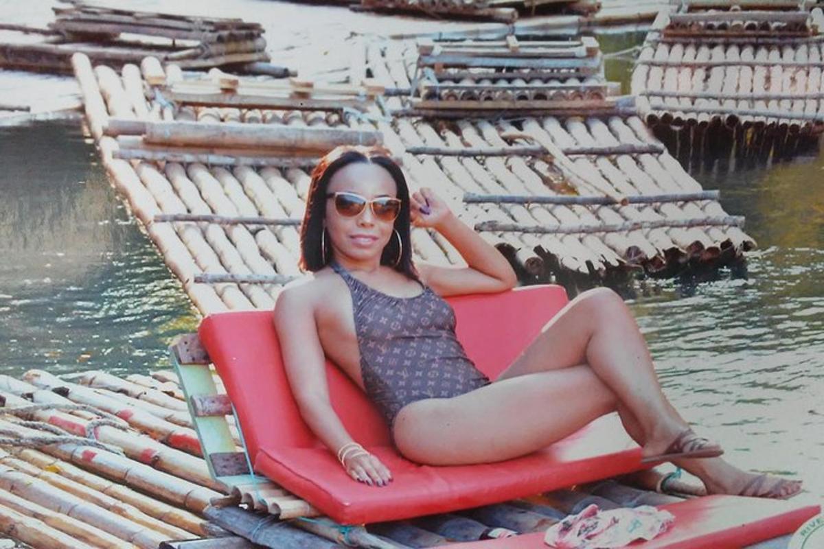 en kvinne i badedrakt som sitter på en strandstol