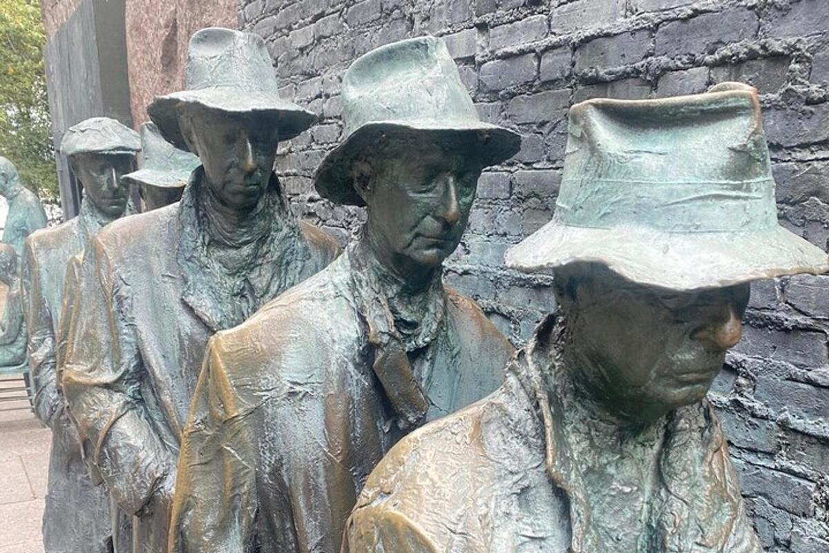 una estàtua d'un grup de persones amb barrets