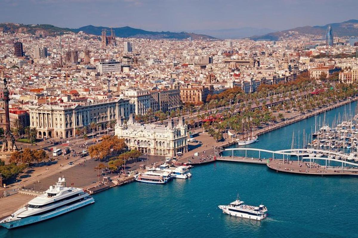 μια θέα μιας πόλης με βάρκες στο νερό