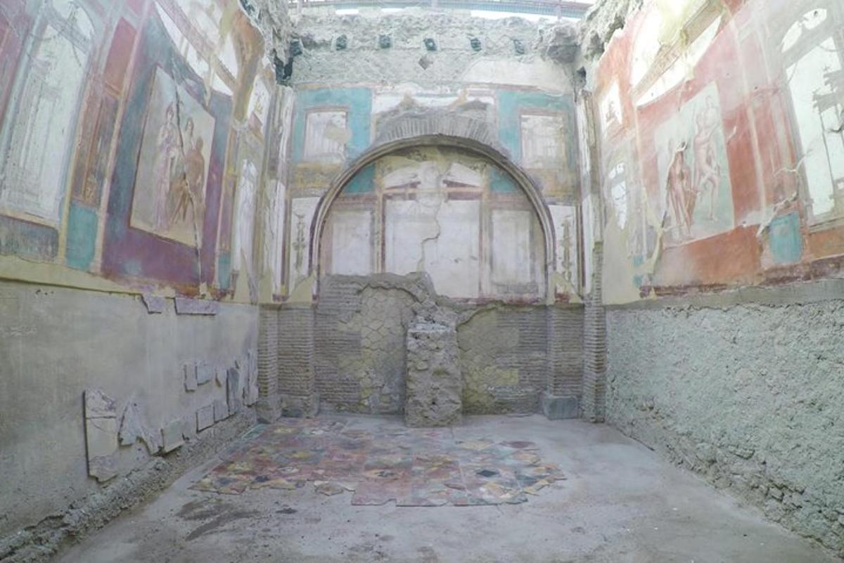 vana tuba, mille seinale on maalitud rist