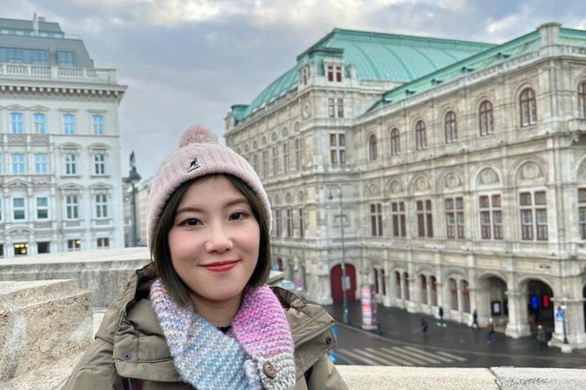 một người phụ nữ đứng trước một tòa nhà