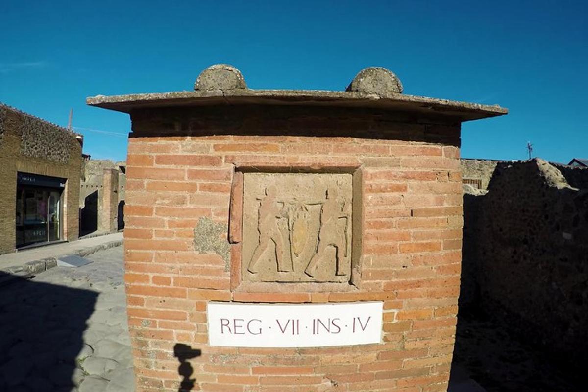telliskivisammas sildiga, millel on kiri "reg c wilkins iv"