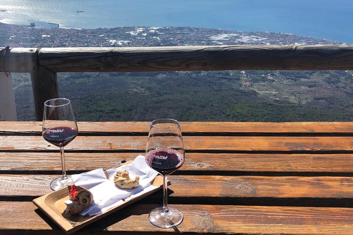 et bord med to glass vin og en tallerken med mat