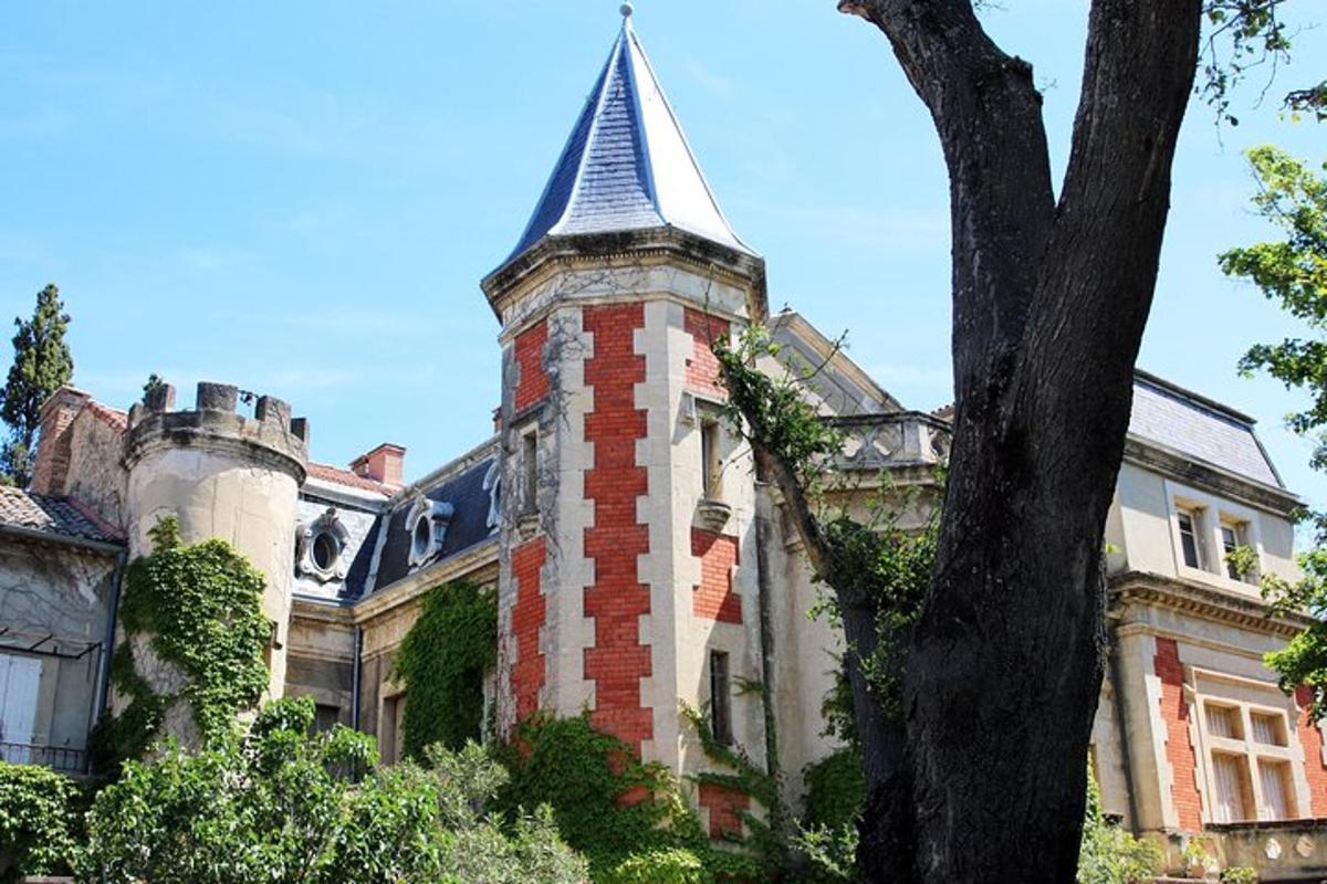 Un antiguo castillo con un campanario en la cima.