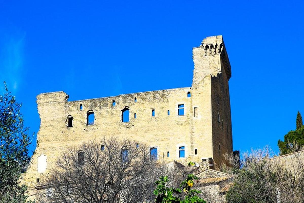 un edificio con una torre in cima