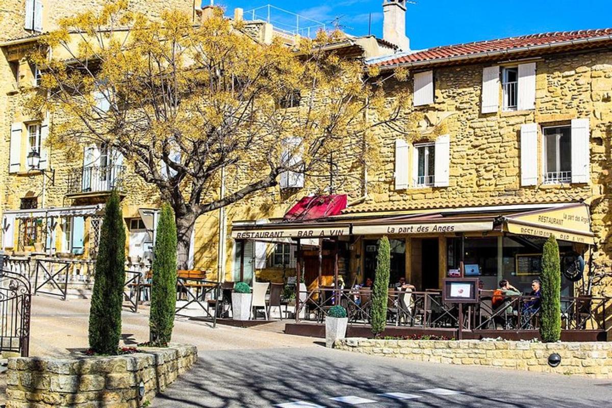 un edificio con persone sedute ai tavoli all'esterno