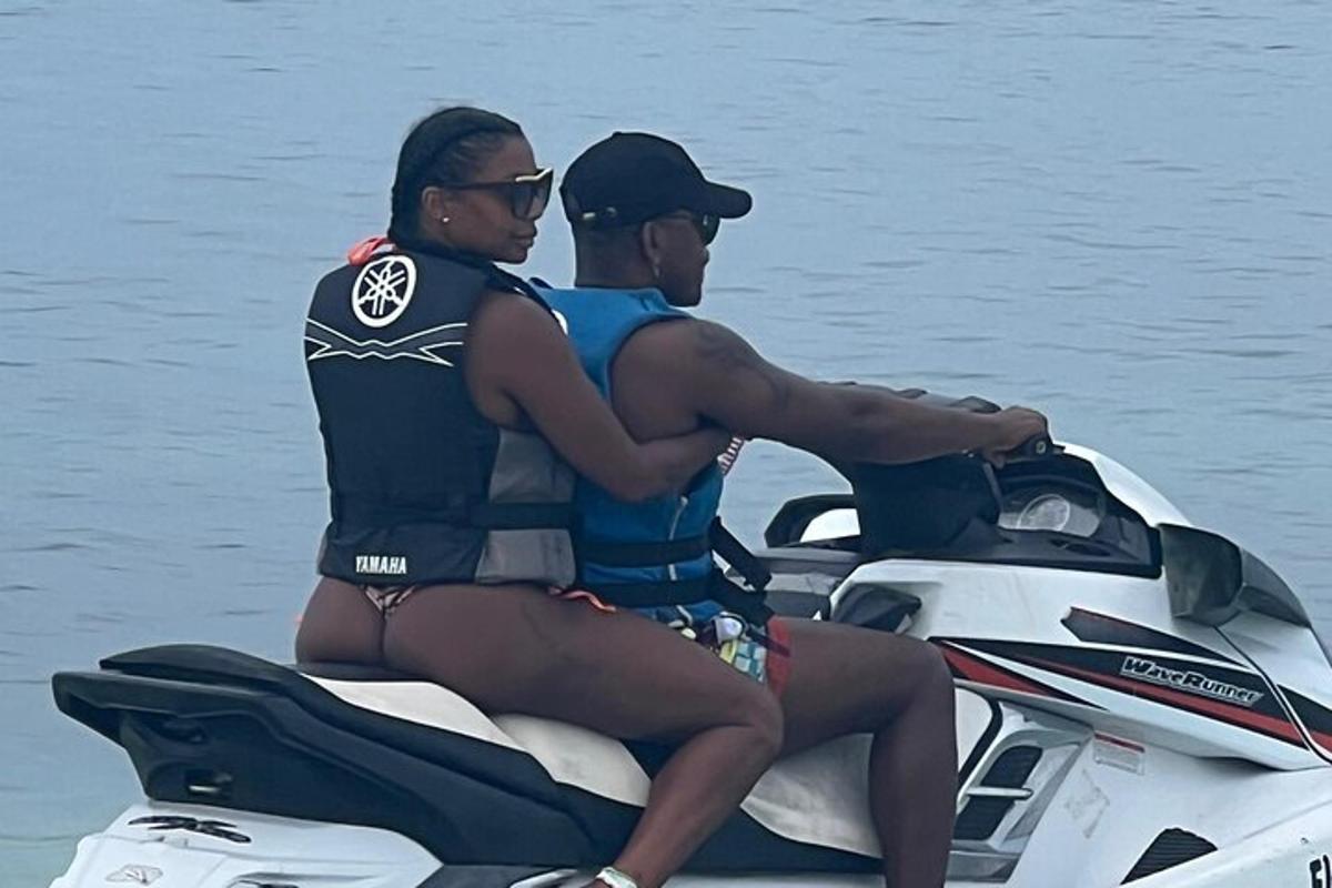 egy férfi és egy nő jetski-n ül a vízben