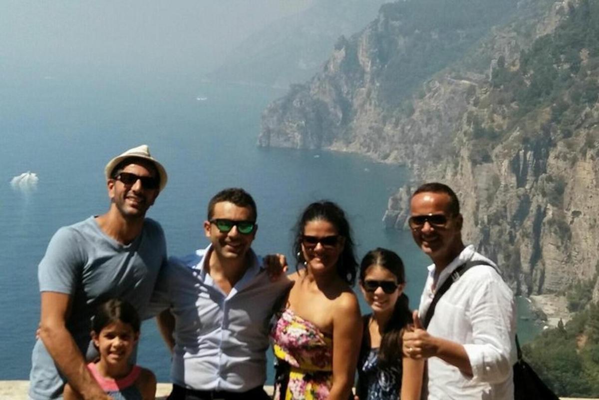 un gruppo di persone in piedi sul fianco di una montagna