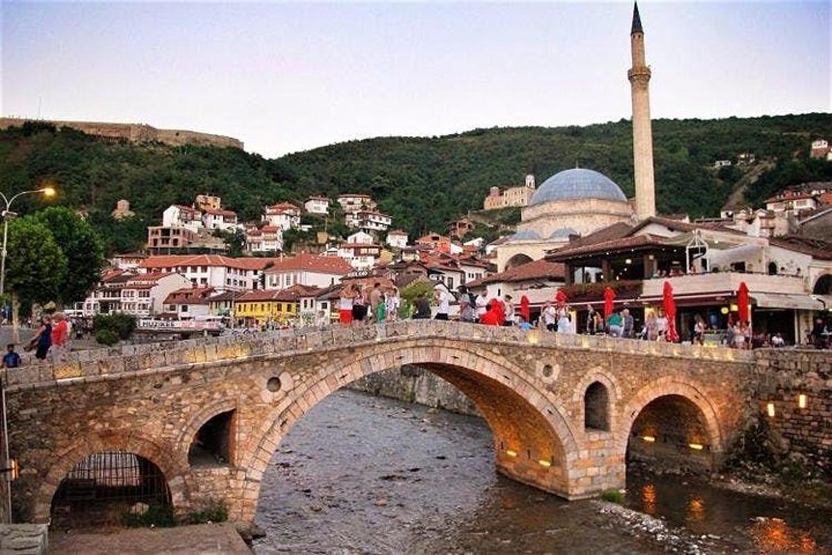 جسر فوق نهر في بلدة بها مسجد