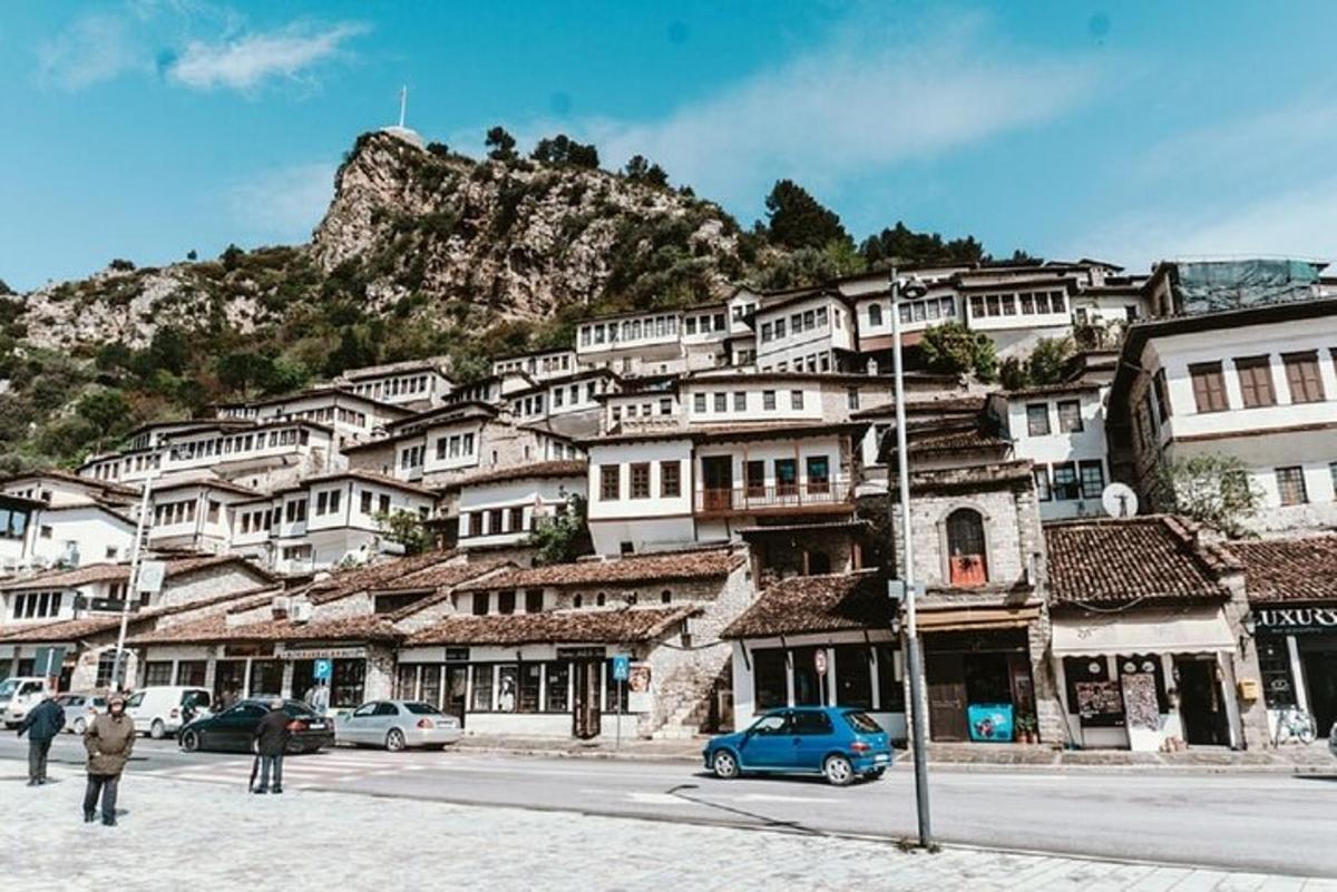un gruppo di edifici di fronte a una montagna