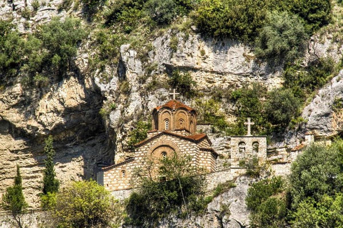 una vecchia chiesa sul fianco di una montagna