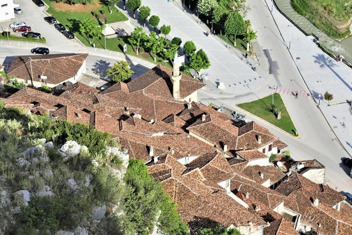 una vista dall'alto di un gruppo di case