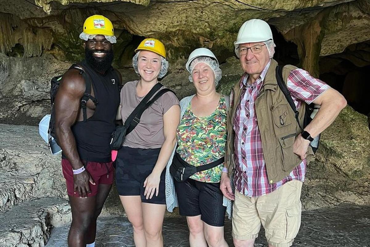 tre persone che indossano caschi protettivi in piedi in una grotta