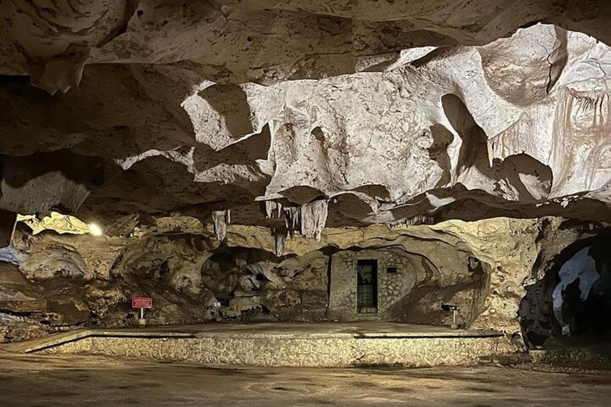 una grotta con una parete rocciosa e un ingresso
