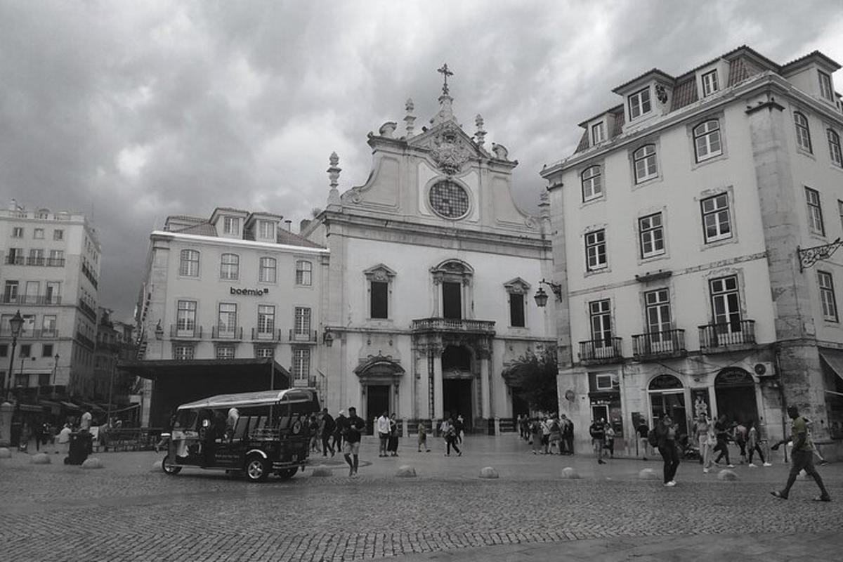 črno-bela fotografija stavbe z urnim stolpom