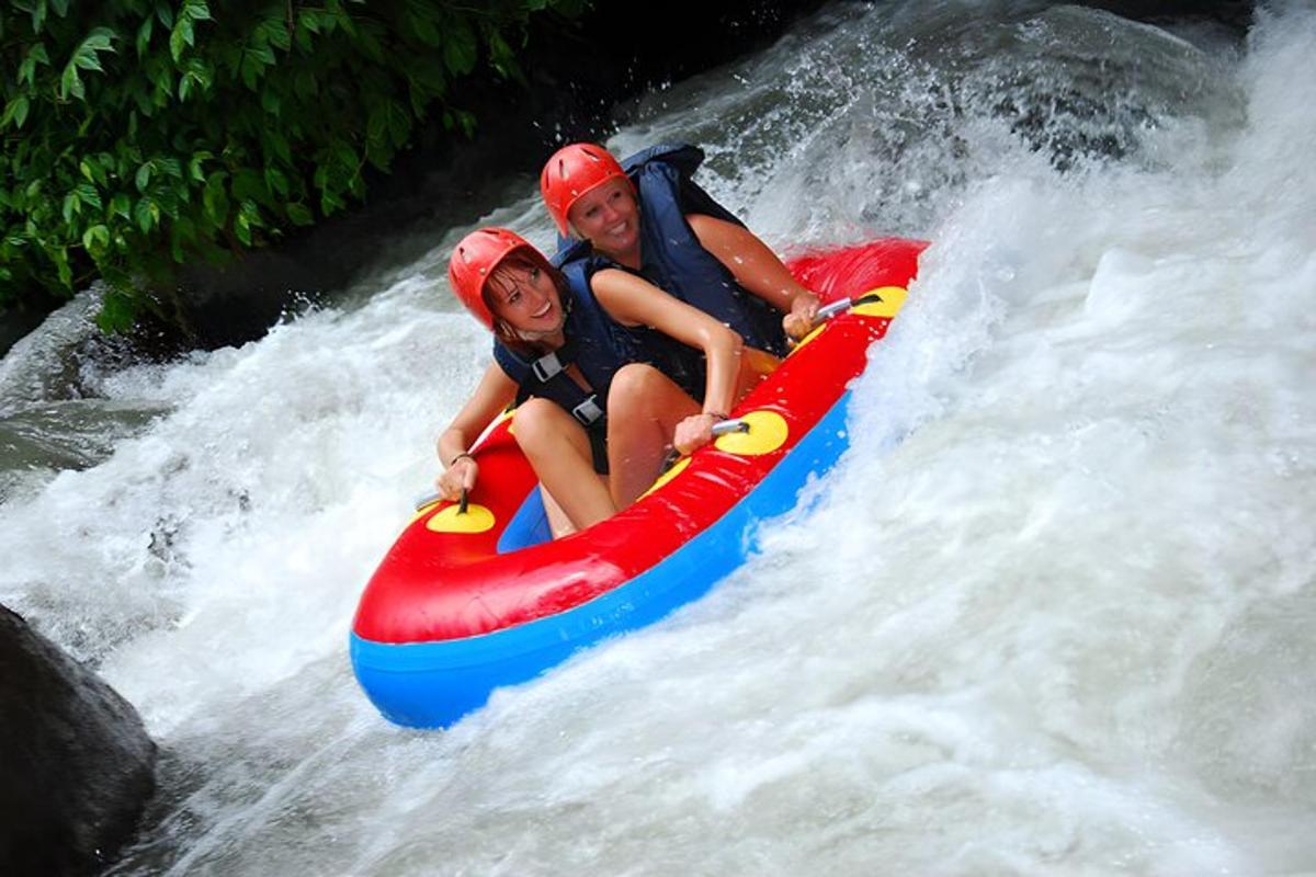 dva lidé jedoucí na raftu ve vodopádu