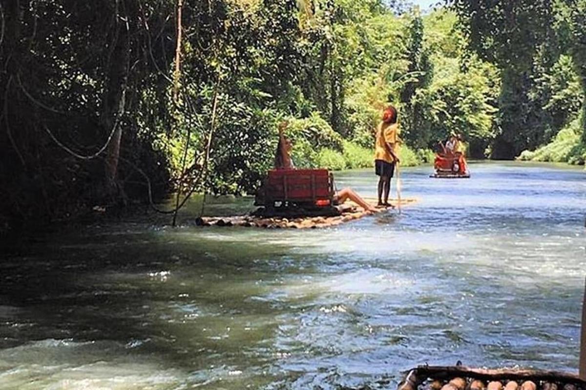 una donna in piedi su una zattera in un fiume
