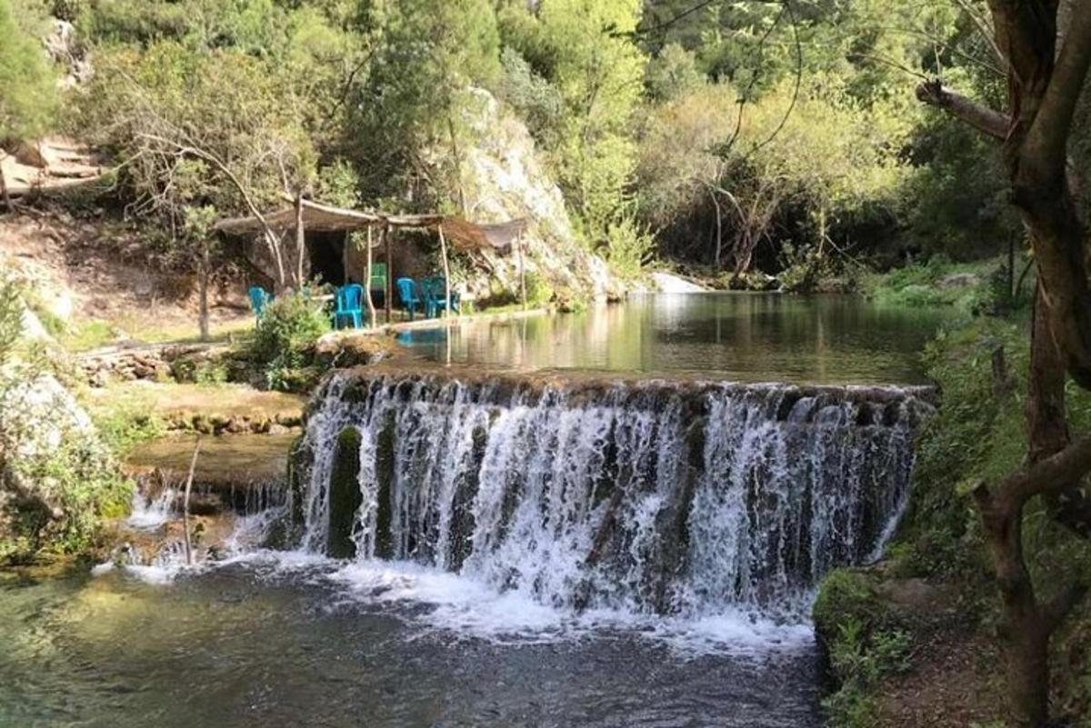 una cascada en medio de un río