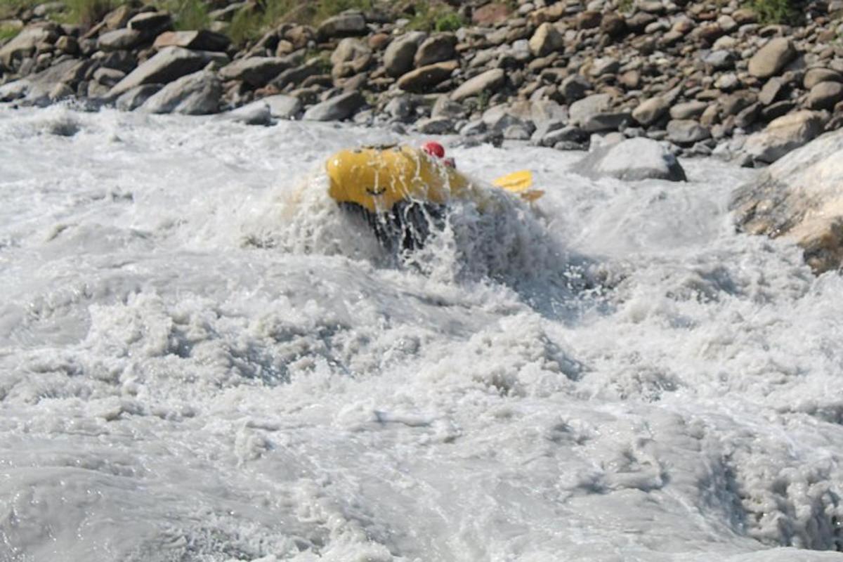 un idrante giallo in mezzo a un fiume