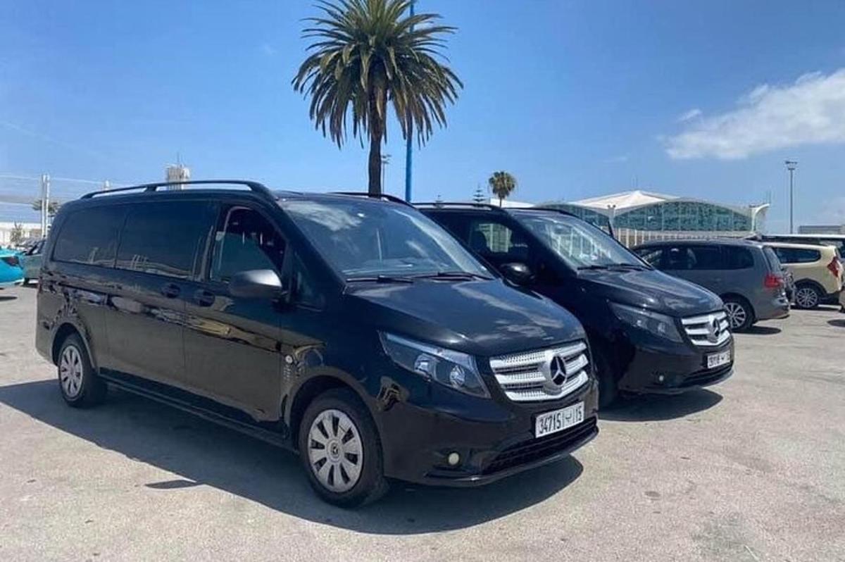una fila de autos estacionados en un estacionamiento